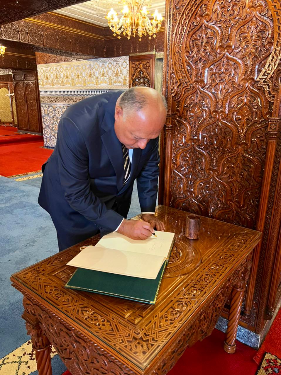 شكري يزور ضريح الملك محمد الخامس