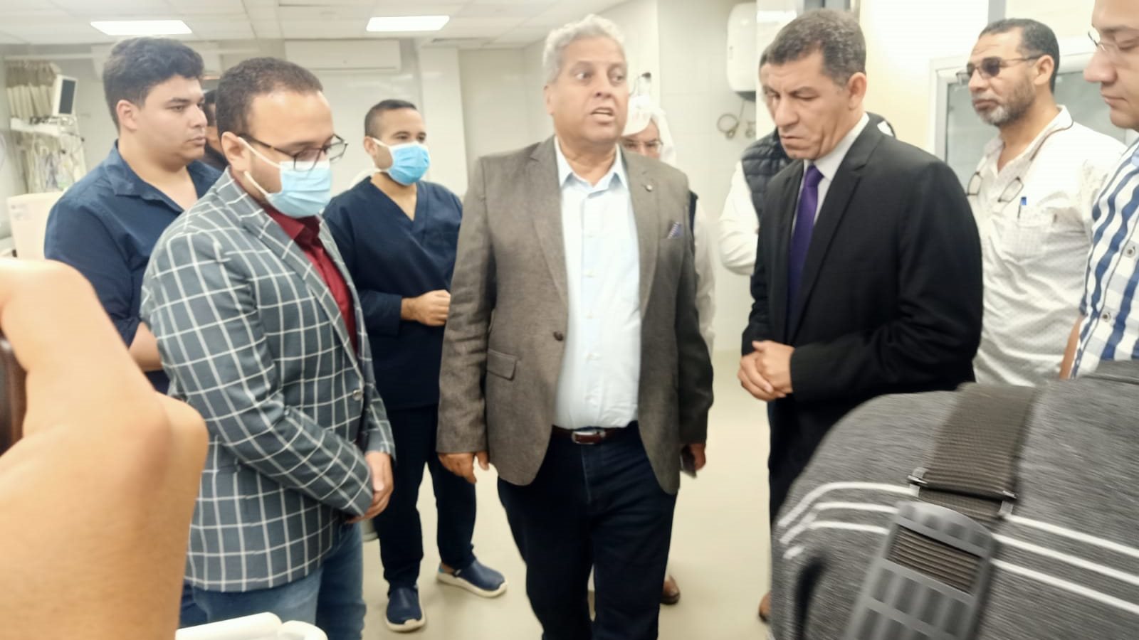 رئيس مدينة النجيلة خلال تفقد المستشفى 