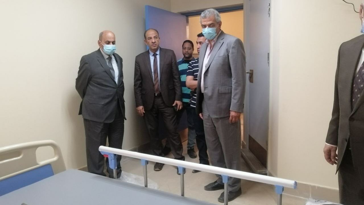رئيس جامعة المنيا يتفقد المستشفى 