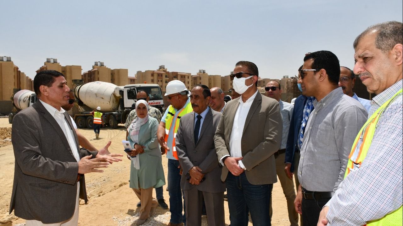 محافظ الفيوم أثناء الجولة