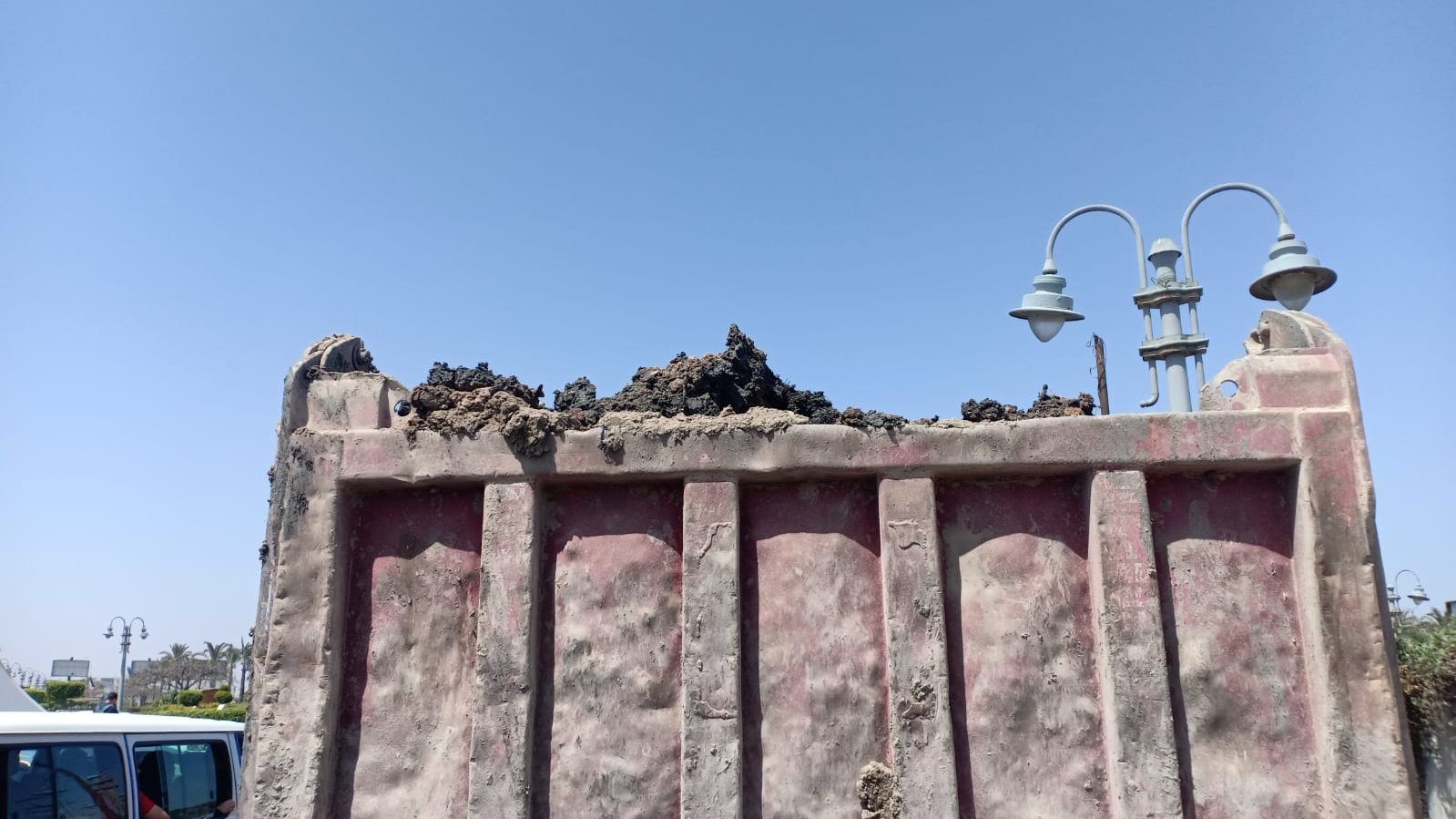 سيارة نقل لمخلفات الأتربة والردم بالطريق الدائري