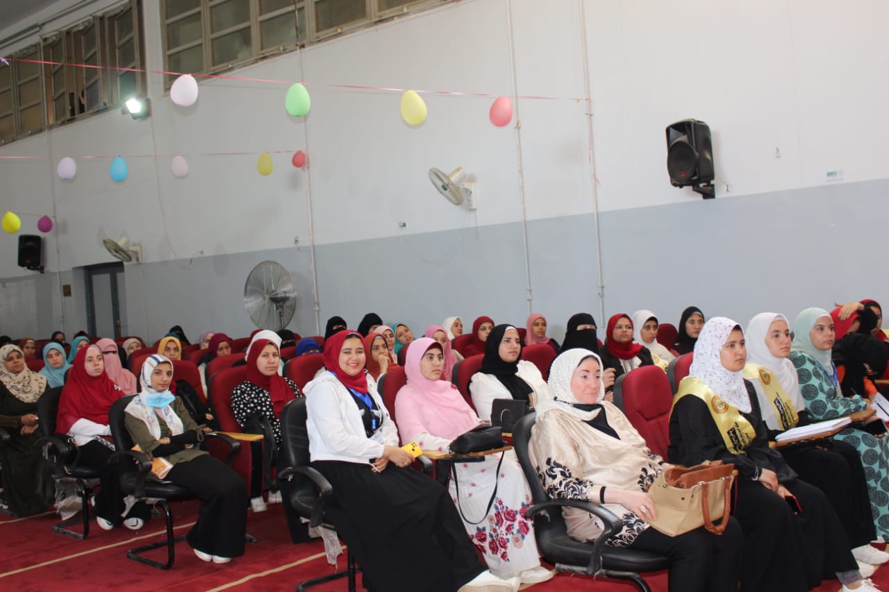 طالبات كلية الدراسات الإسلامية والعربية للبنات ببني سويف