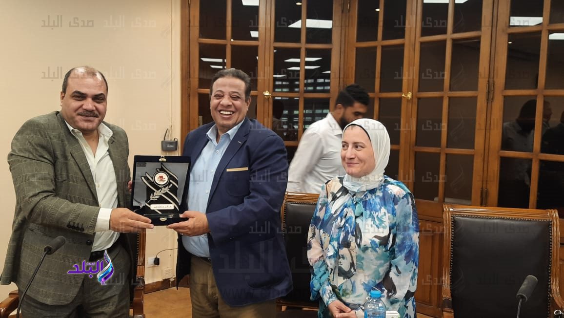 كلية الآداب جامعة عين شمس تكرم الإعلامي محمد الباز 