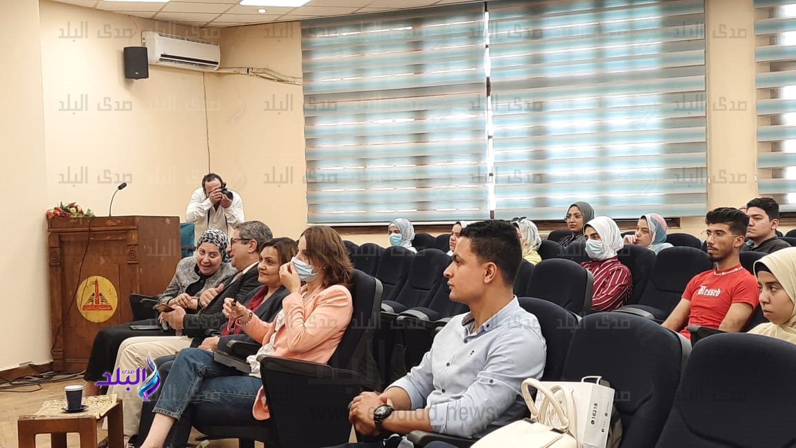 كلية الآداب جامعة عين شمس تكرم الإعلامي محمد الباز 