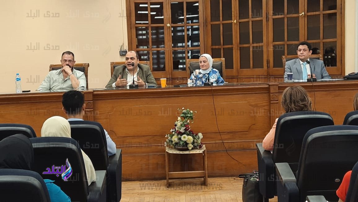 كلية الآداب جامعة عين شمس تكرم الإعلامي محمد الباز 