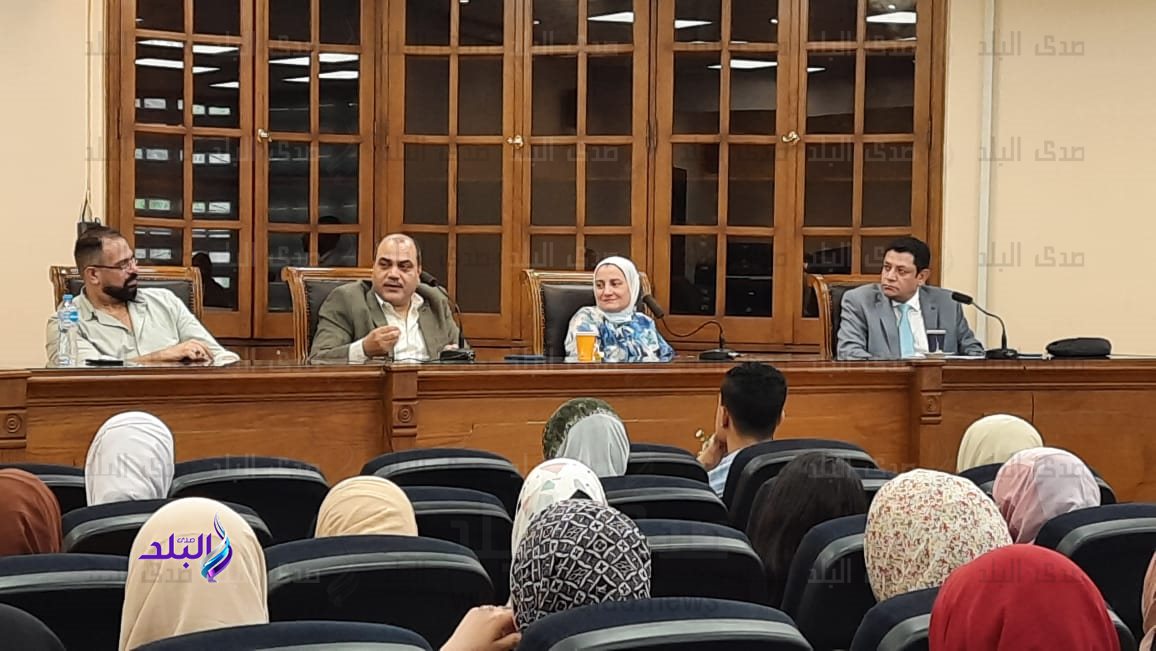 كلية الآداب جامعة عين شمس تكرم الإعلامي محمد الباز 