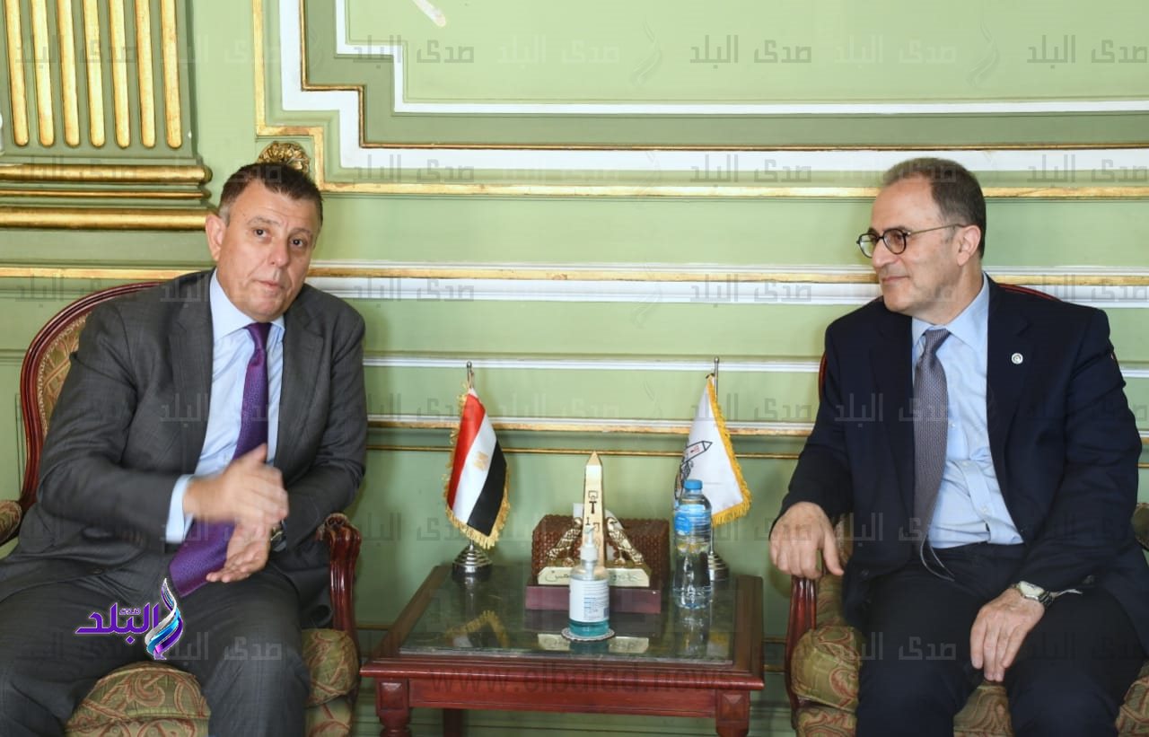 رئيس جامعه عين شمس يستقبل رئيس الجامعة الأمريكية لتعزيز التعاون المشترك