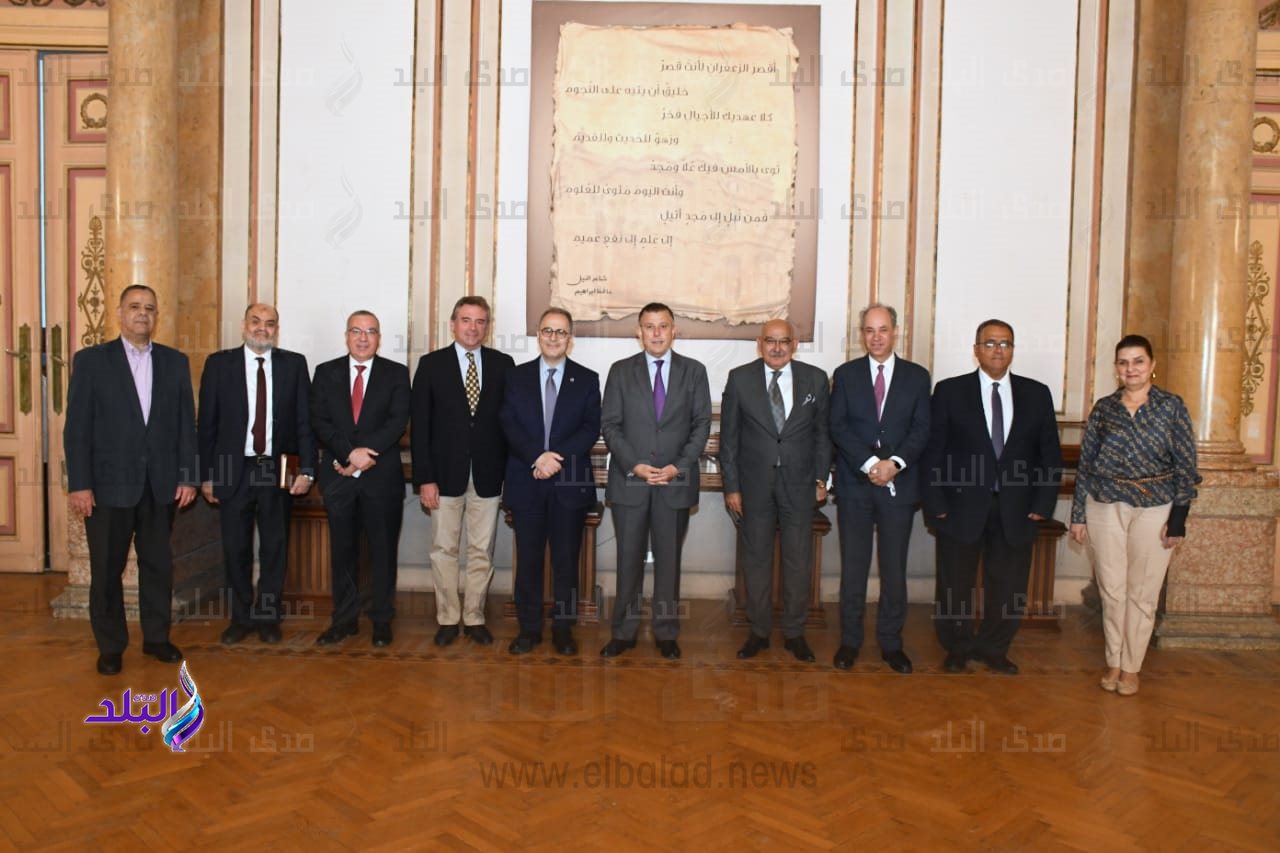 رئيس جامعه عين شمس يستقبل رئيس الجامعة الأمريكية لتعزيز التعاون المشترك