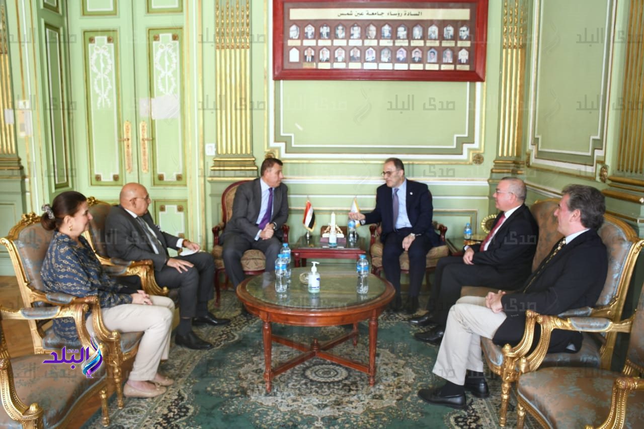رئيس جامعه عين شمس يستقبل رئيس الجامعة الأمريكية لتعزيز التعاون المشترك