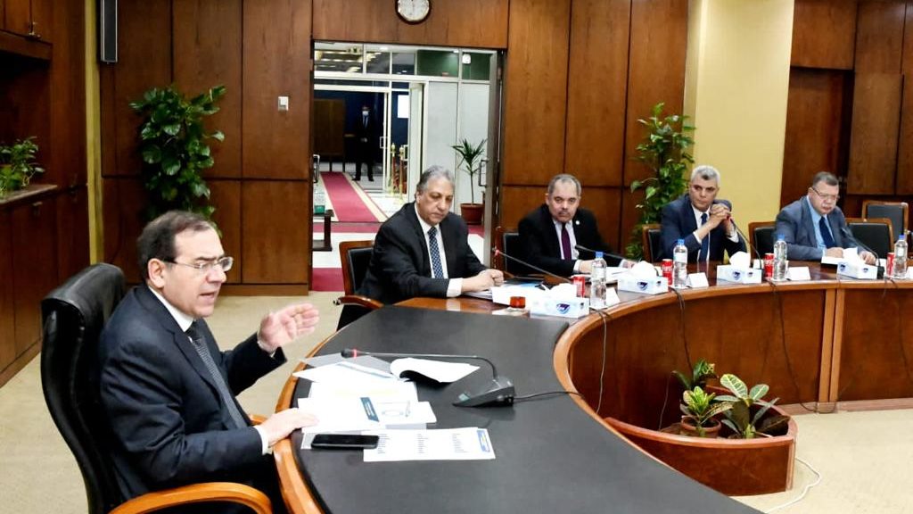 وزير البترول خلال الاجتماع