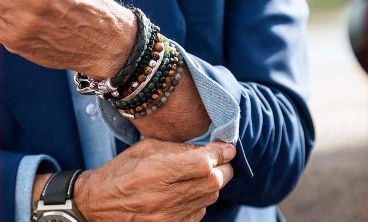 حكم لبس الأساور للرجال