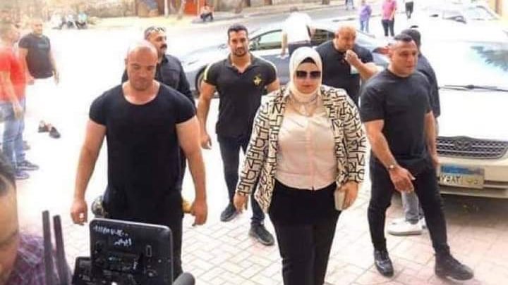 الأستاذة أسماء مدرسة الأحياء مع الجاردات الخاصة بها 