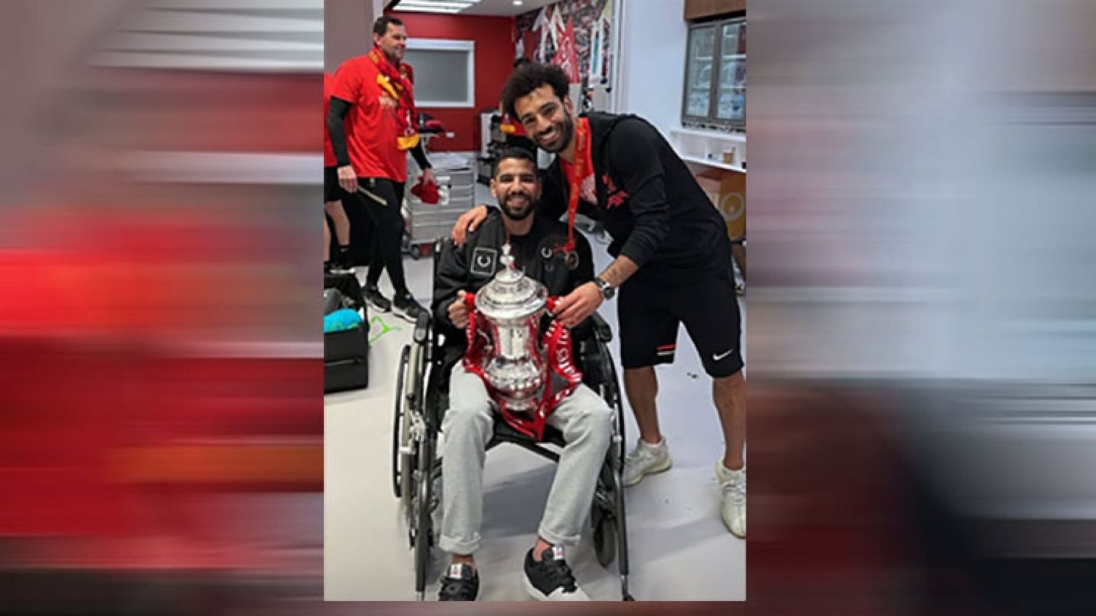 مؤمن زكريا على كرسي متحرك