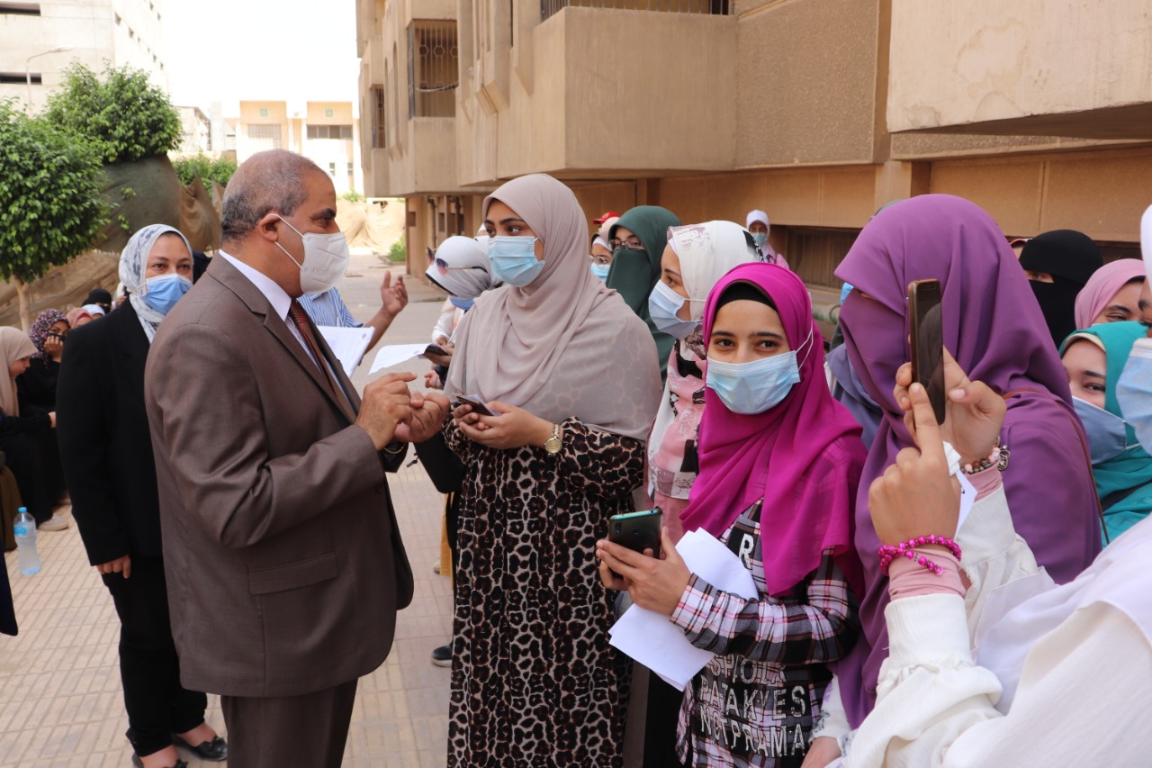 رئيس جامعة الأزهر مع طالبات المدينة