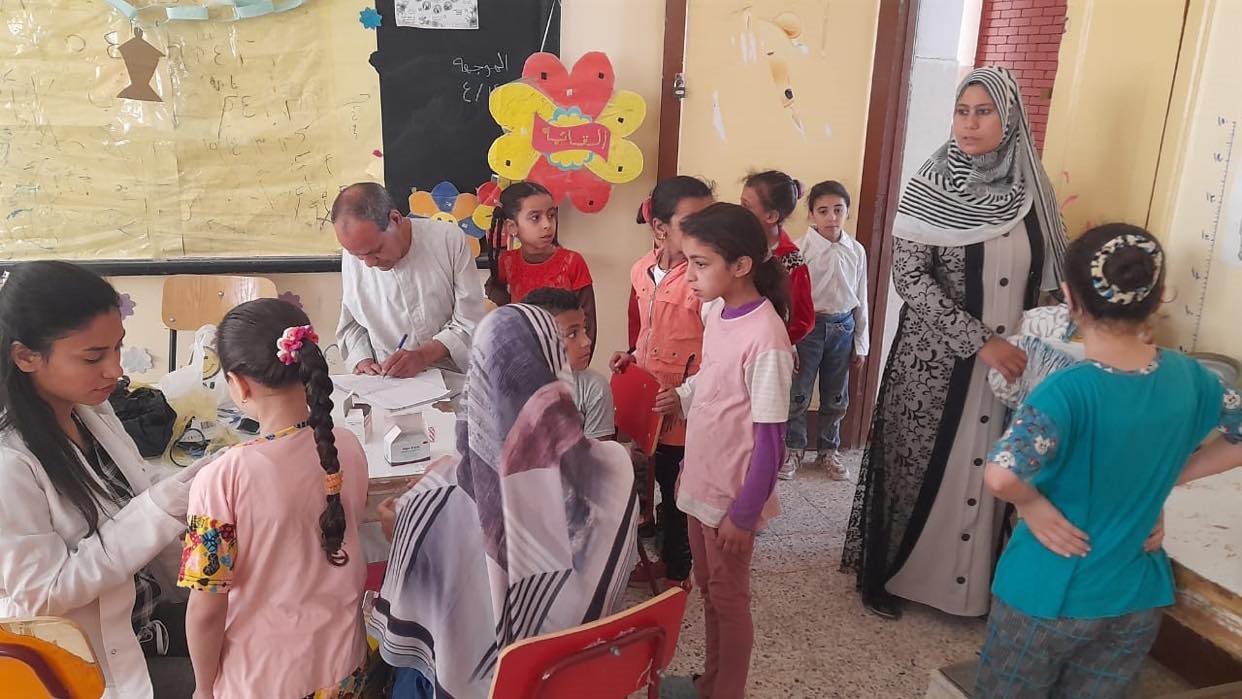 توقيع الكشف الطبي على المرضى بالمنيا 