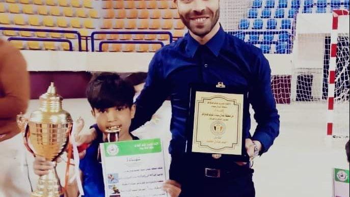 البطل مع مدرية بعد حصولة علي مركز اول كيك بوكس