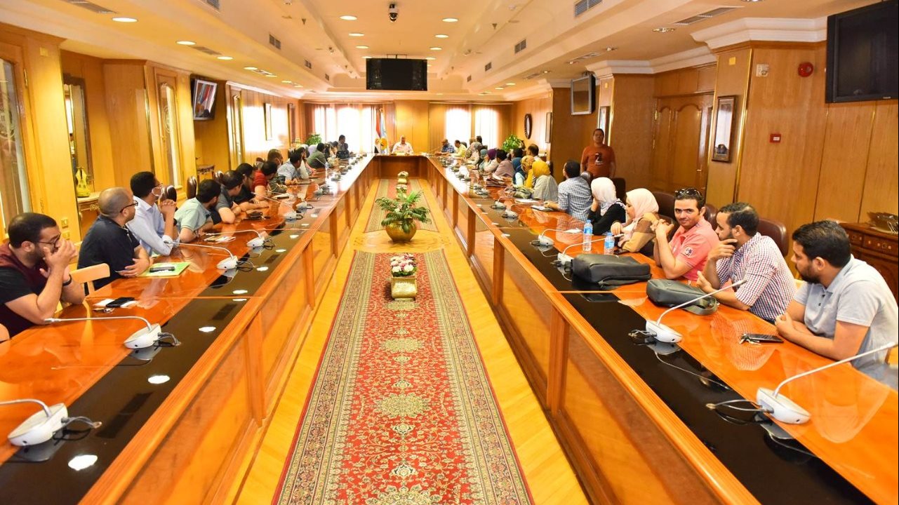 محافظ أسيوط يلتقي مساعدي مديري الادارات الصحية 