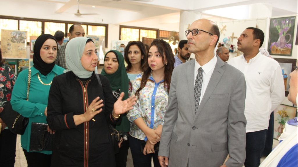 نائب رئيس جامعة أسيوط يفتتح معرض فني بكلية الفنون الجميلة 