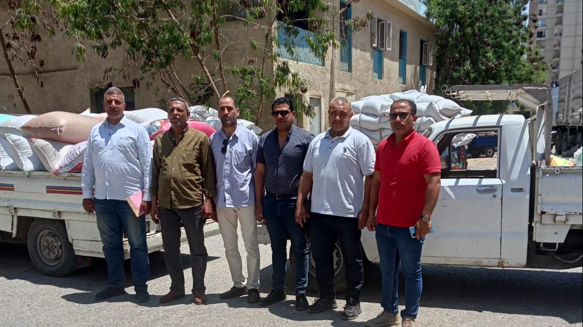 أعضاء الحملة أثناء ضبط السيارة المحملة بالقمح