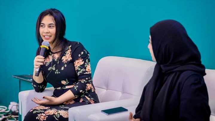 الإعلامية قصواء الخلالي خلال ندوتها بالشارقة 