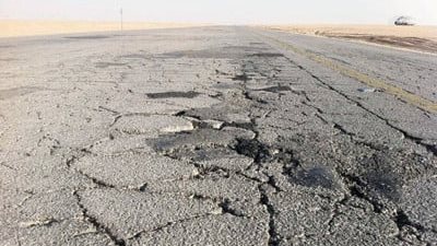 طريق متهالك 
