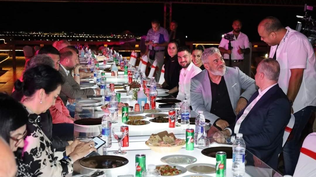 مأدبة عشاء 