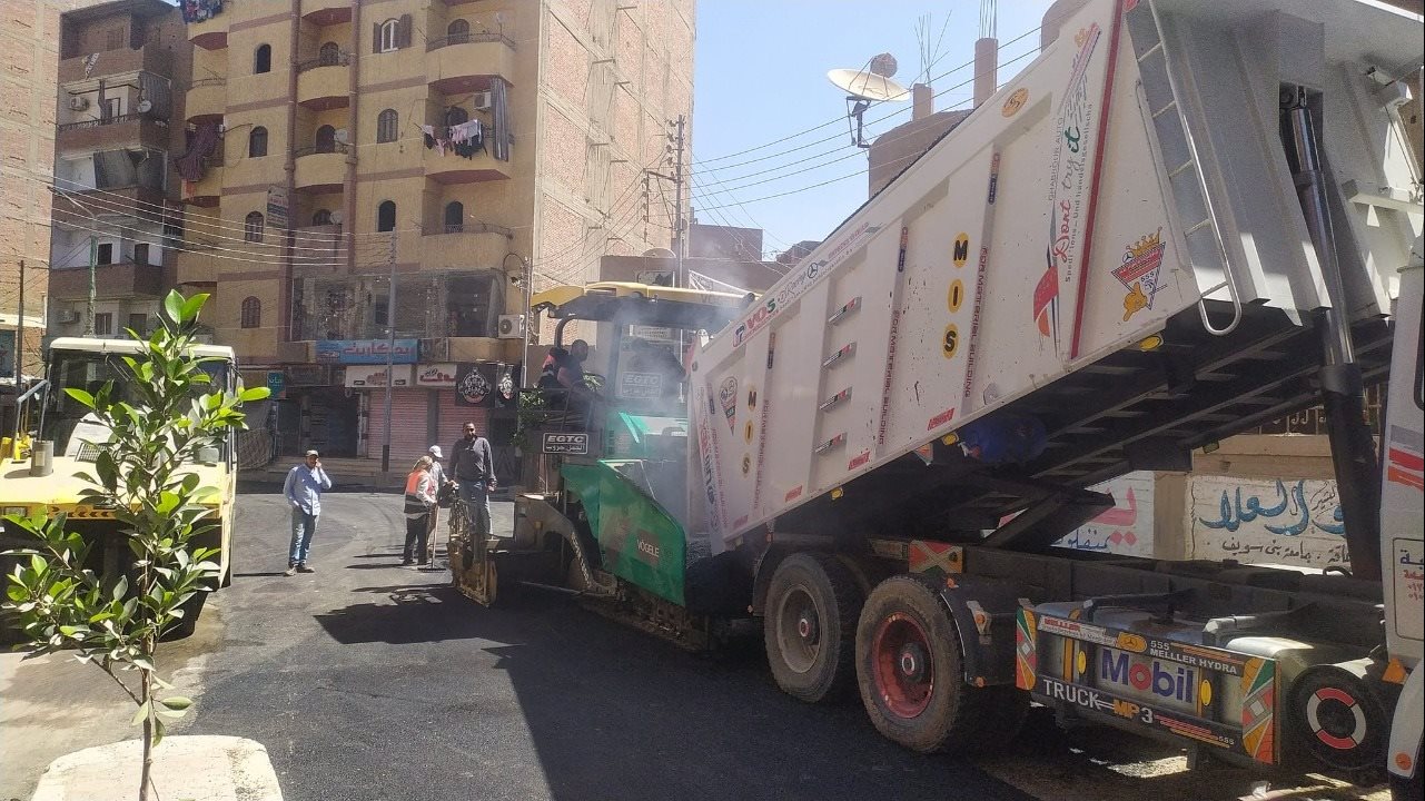 أعمال الرصف بمدينة منفلوط 