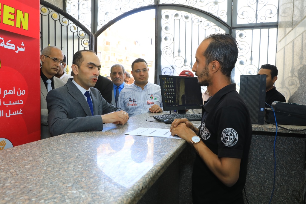 نائب محافظ سوهاج يتفقد المراكز التكنولوجية لخدمة المواطنين