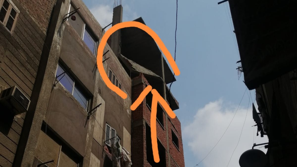 سقوط جزء من بلكونة عقار  سقوط جزء من بلكونة عقار