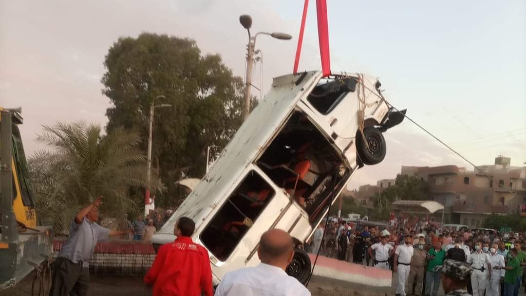 سحب الميكروباص من ترعة الإبراهيمية 