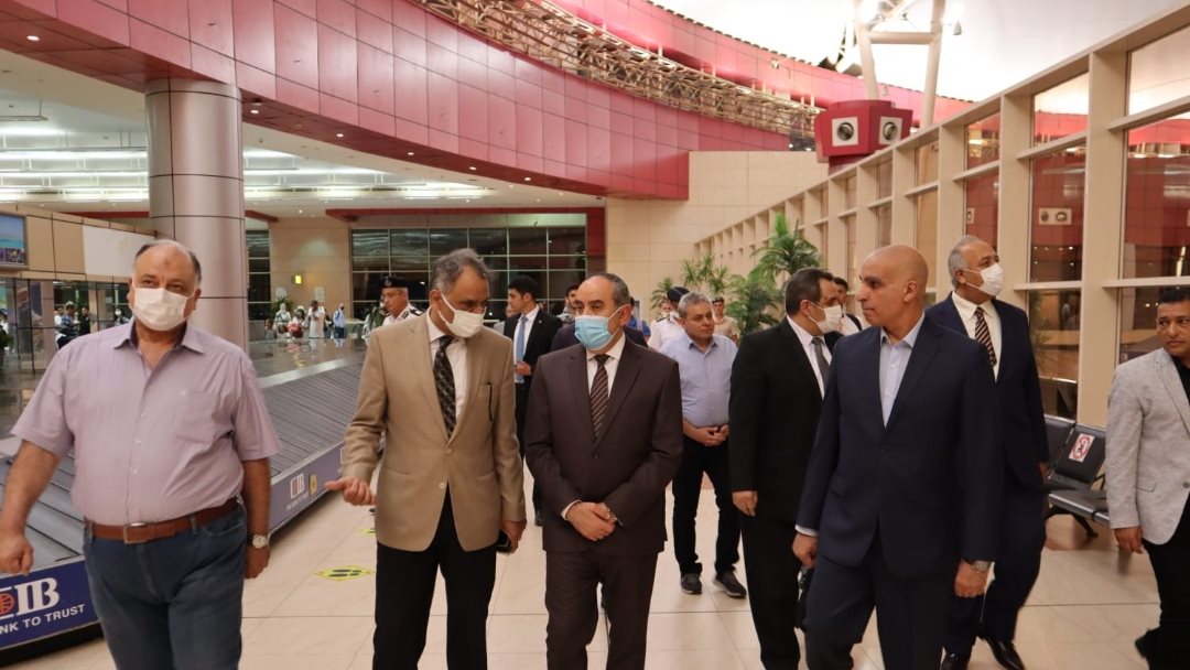 وزير الطيران في مطار شرم الشيخ 