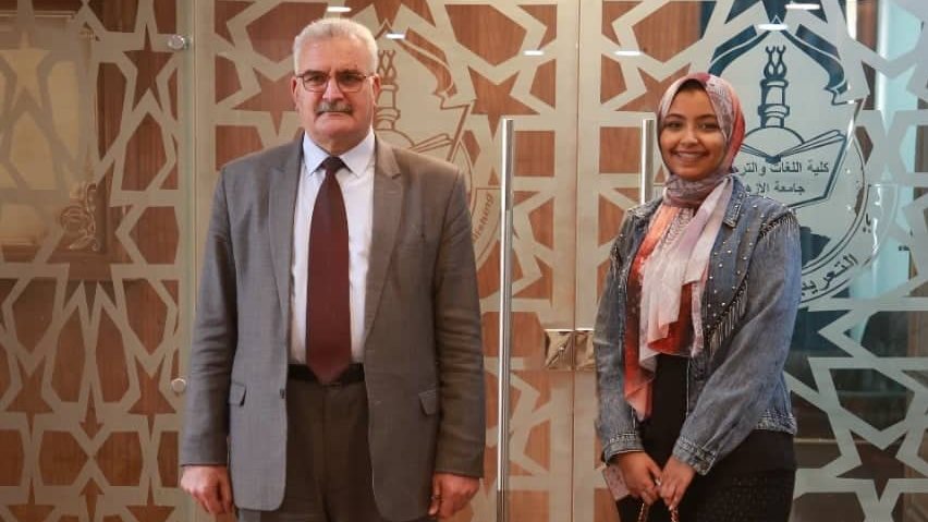 محررة صدى البلد خلال حوارها مع عميد كلية اللغات والترجمة