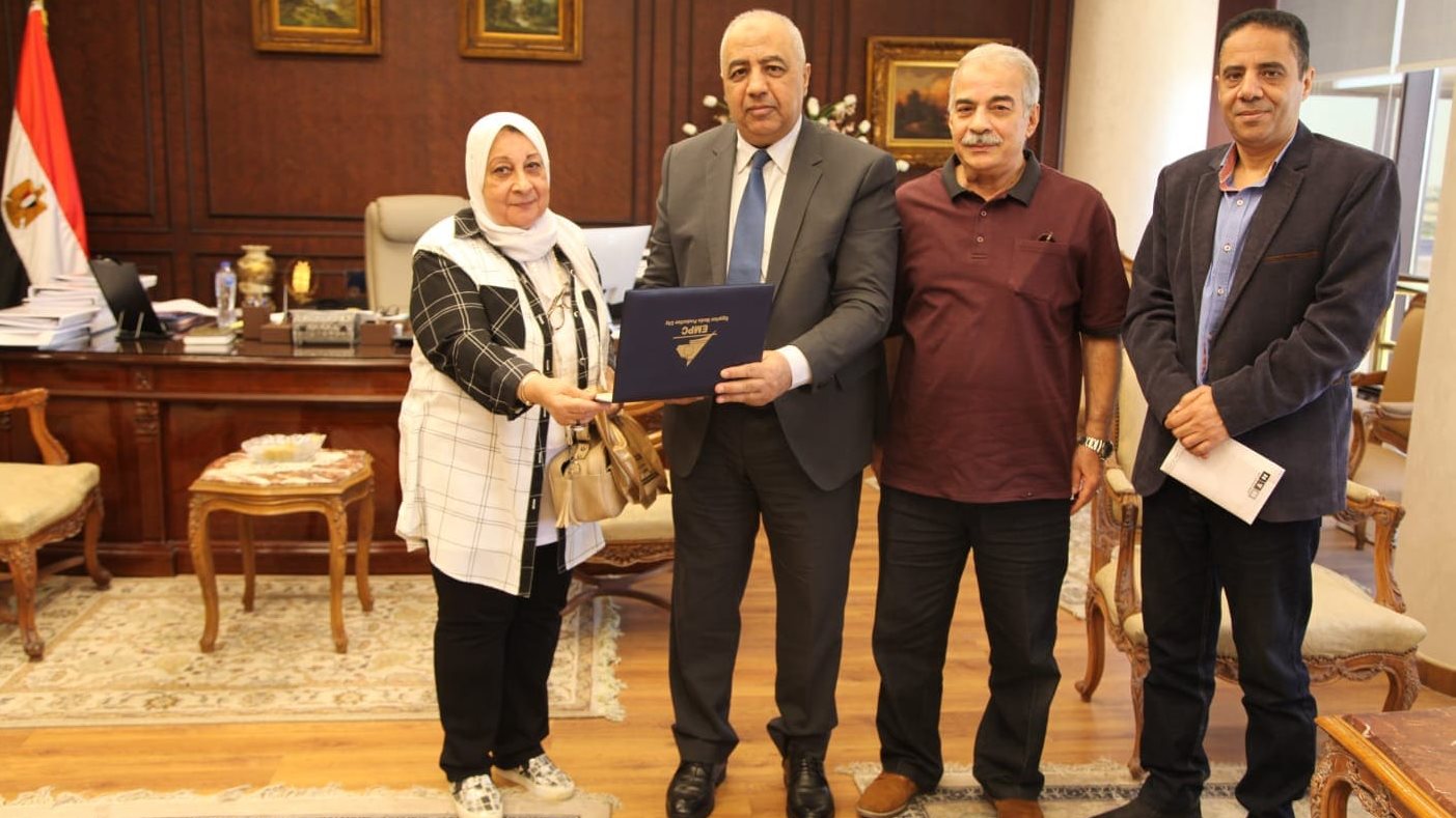 أحفاد الشيخ محمد رفعت مع رئيس مدينة الانتاج الإعلامي