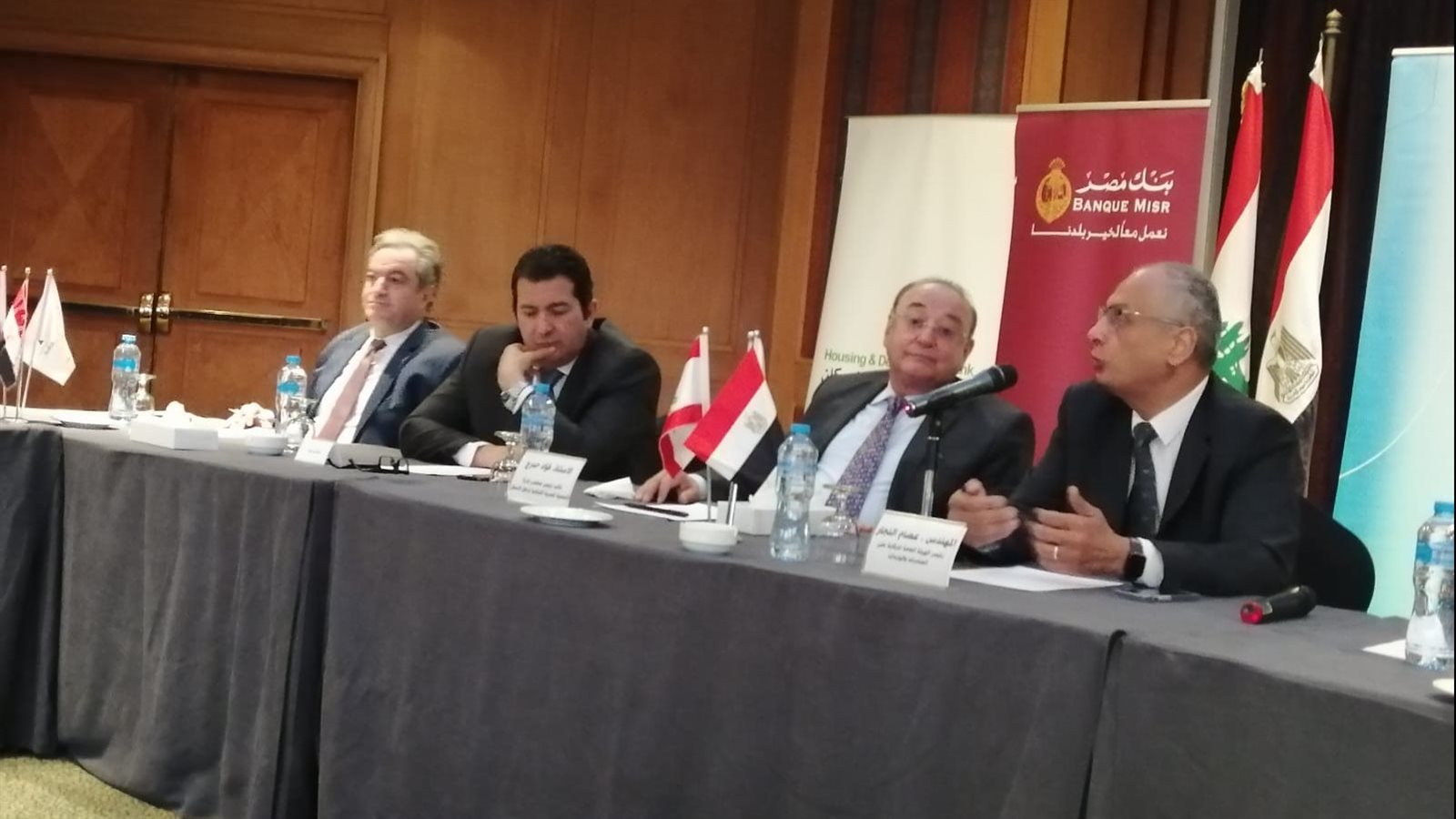 خلال المؤتمر