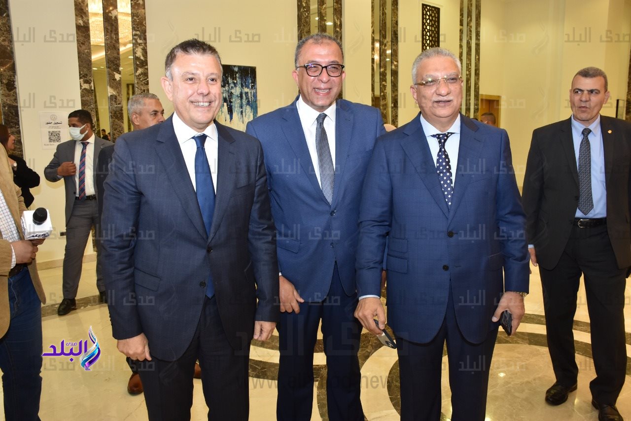 رئيس جامعة عين شمس يشهد حصول كليتي الهندسة والطفولة على الاعتماد والجودة