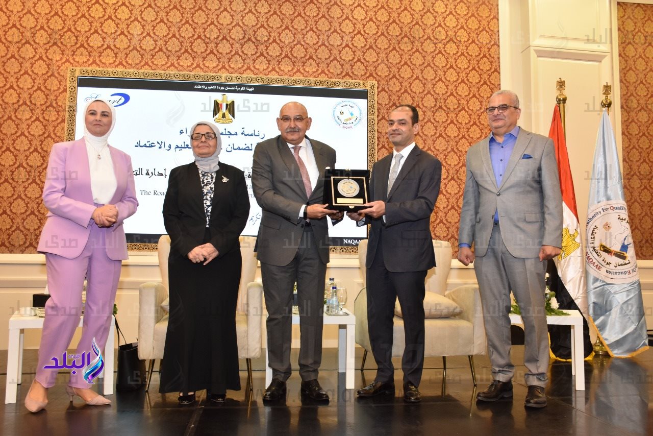 رئيس جامعة عين شمس يشهد حصول كليتي الهندسة والطفولة على الاعتماد والجودة