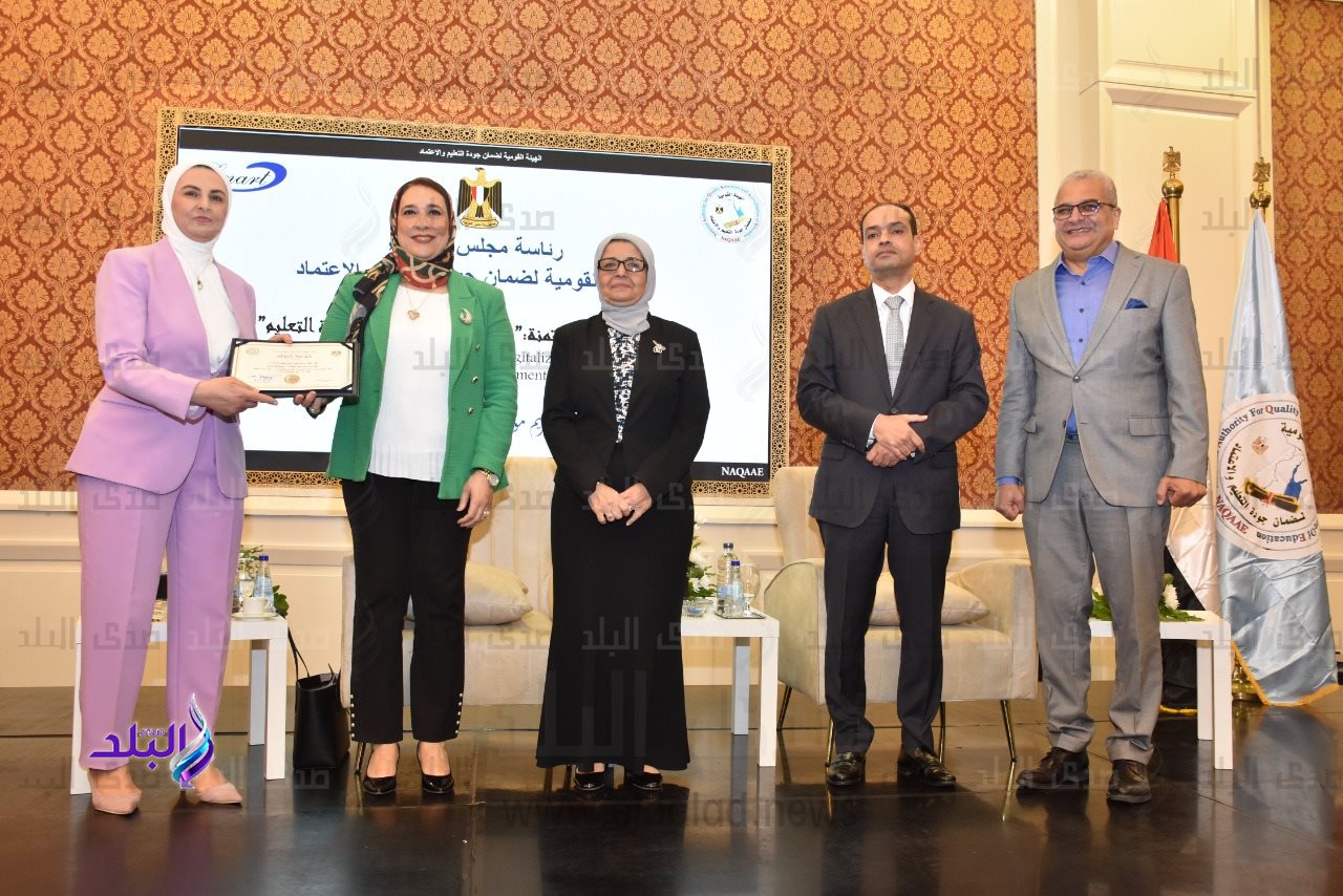 رئيس جامعة عين شمس يشهد حصول كليتي الهندسة والطفولة على الاعتماد والجودة