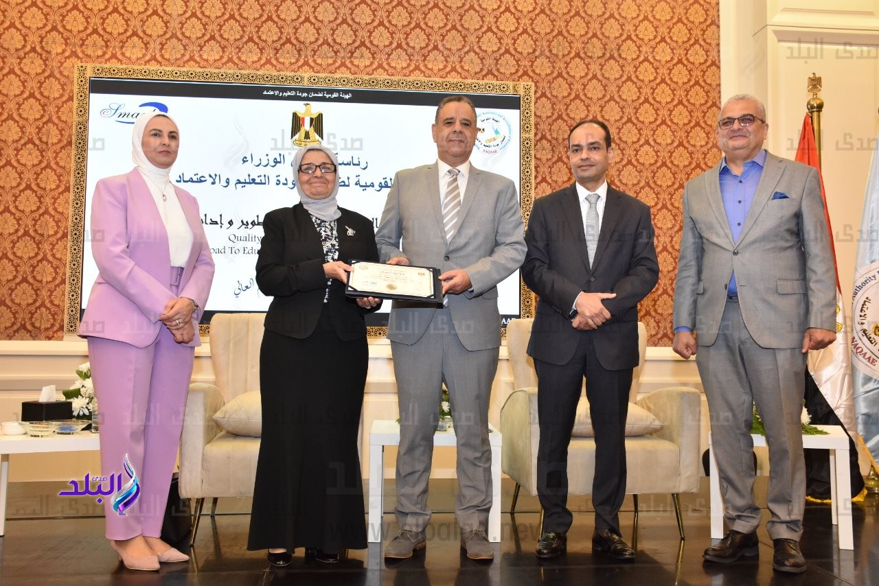 رئيس جامعة عين شمس يشهد حصول كليتي الهندسة والطفولة على الاعتماد والجودة