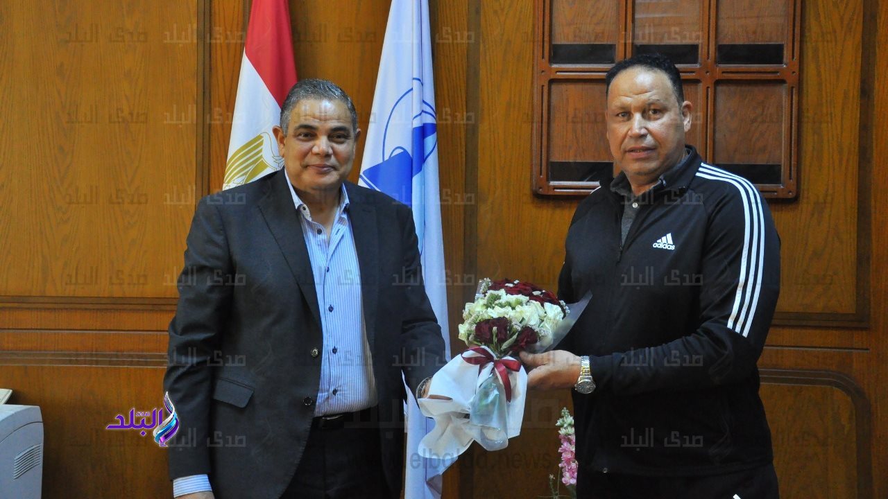 رئيس جامعة كفر الشيخ مع كابتن شعبان الخطيب