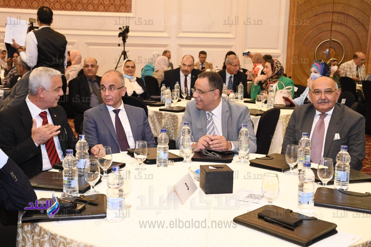 تسلم شهادات اعتماد كلية الطفولة و برامج بهندسة عين شمس