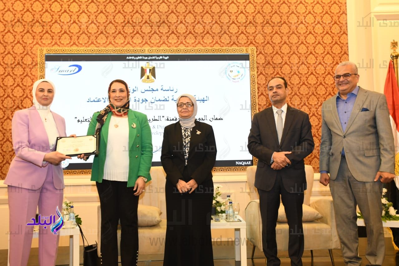 تسلم شهادات اعتماد كلية الطفولة و برامج بهندسة عين شمس