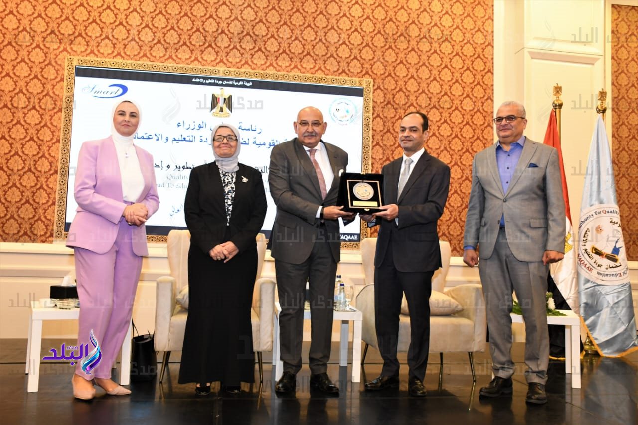 تسلم شهادات اعتماد كلية الطفولة و برامج بهندسة عين شمس