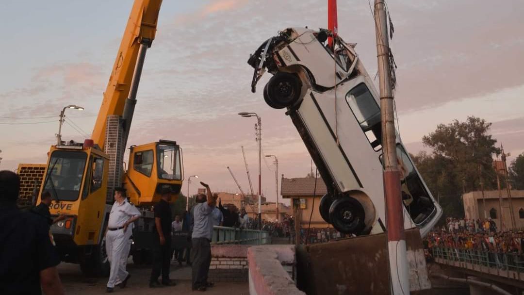 انتشال الميكروباص الغارق بالمنيا