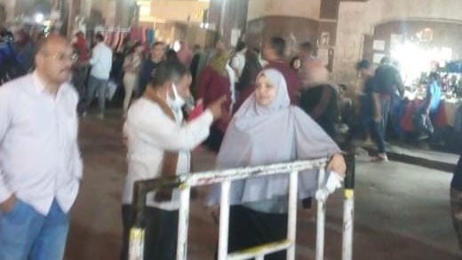 رئيس حي حلوان خلال الجولة