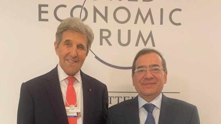 وزير البترول وجون كيري