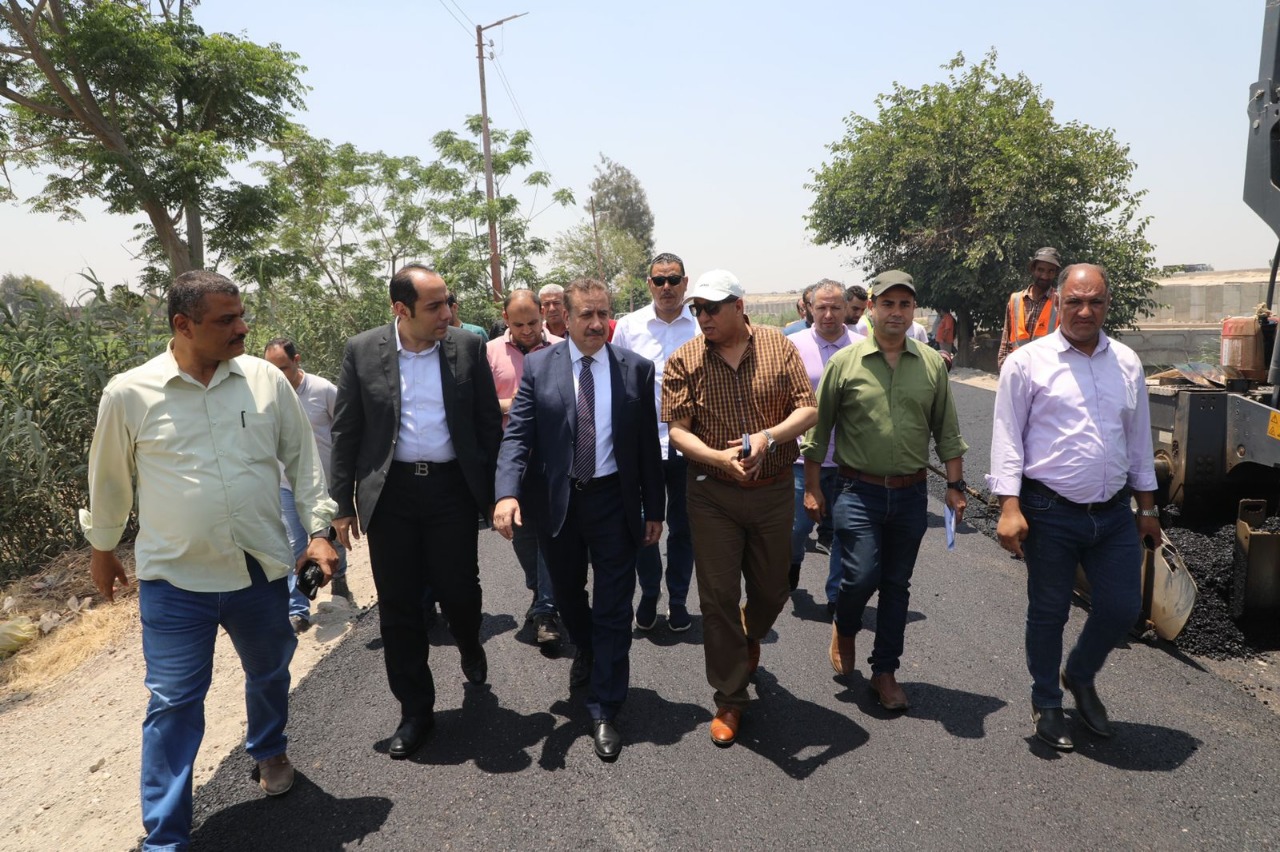 محافظ المنوفية يتفقد رصف الطرق