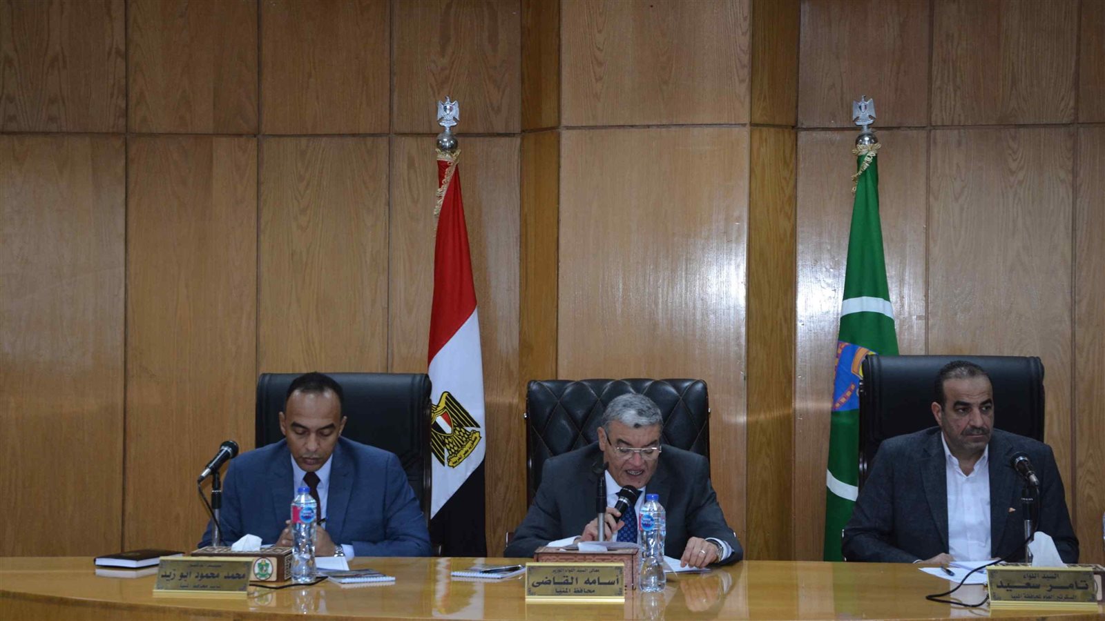 محافظ المنيا خلال الاجتماع 