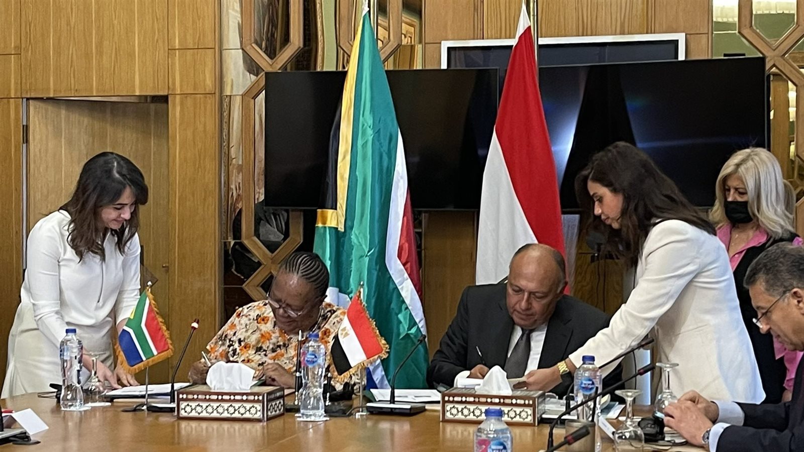 شكري ونظيرته الجنوب إفريقية يوقعان البيان المشترك 