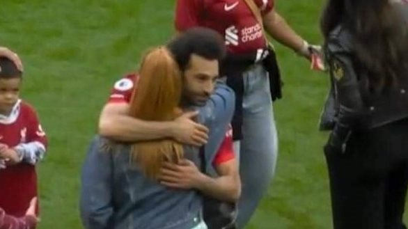 محمد صلاح يحتضن فتاة شقراء