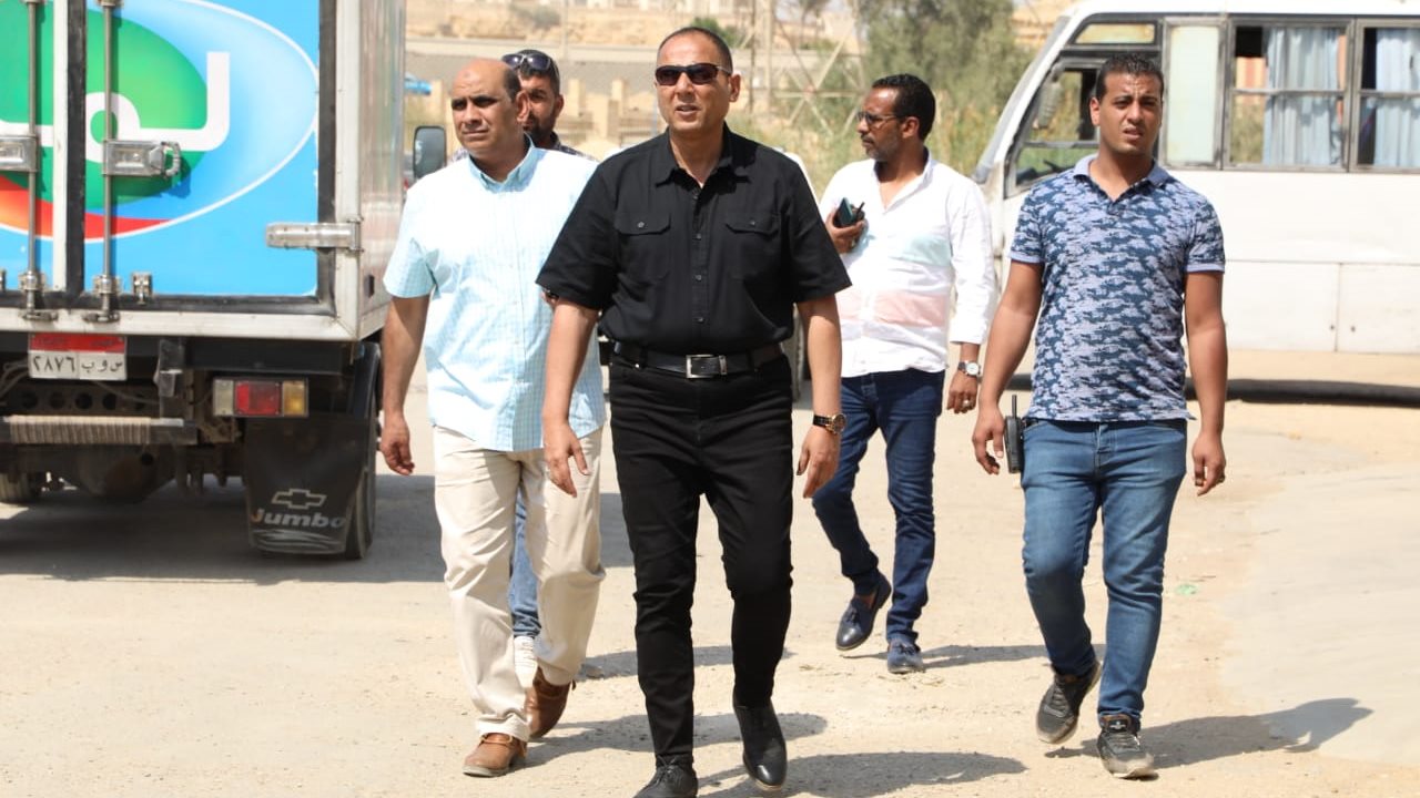 رئيس هيئة النظافة خلال الجولة